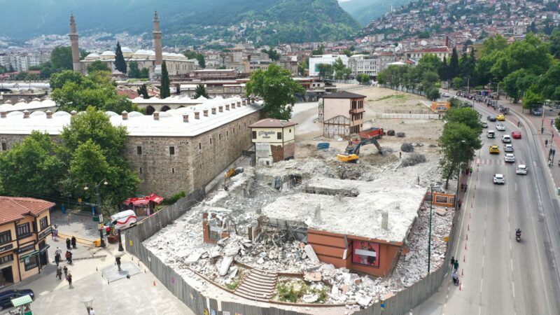 Bursa tarihi sokaklarında taş döşeli yol ve eski hanlar