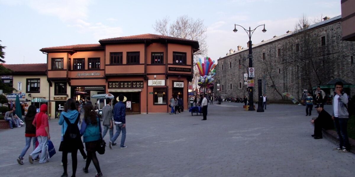 Bursa'nın eski sokaklarında yürüyen insanlar ve tarihi çarşı