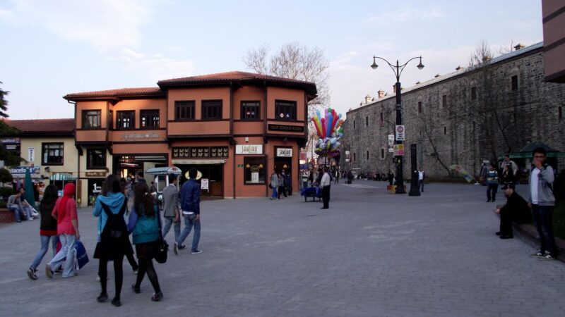 Bursa'nın eski sokaklarında yürüyen insanlar ve tarihi çarşı