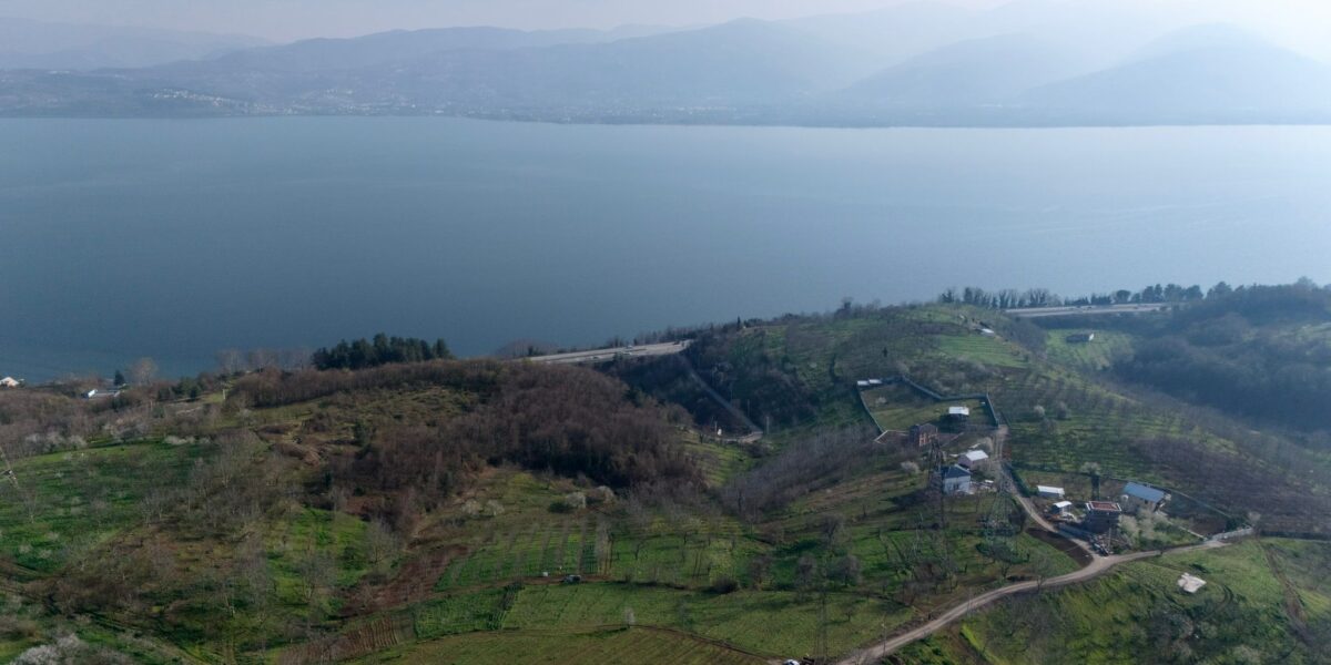 Bursa Osmangazi eski sokaklarında yürüyen insanlar ve tarihi evler