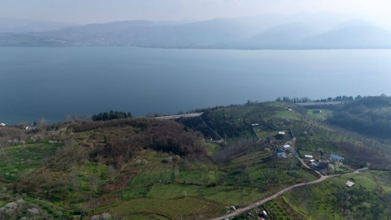 Bursa Osmangazi eski sokaklarında yürüyen insanlar ve tarihi evler