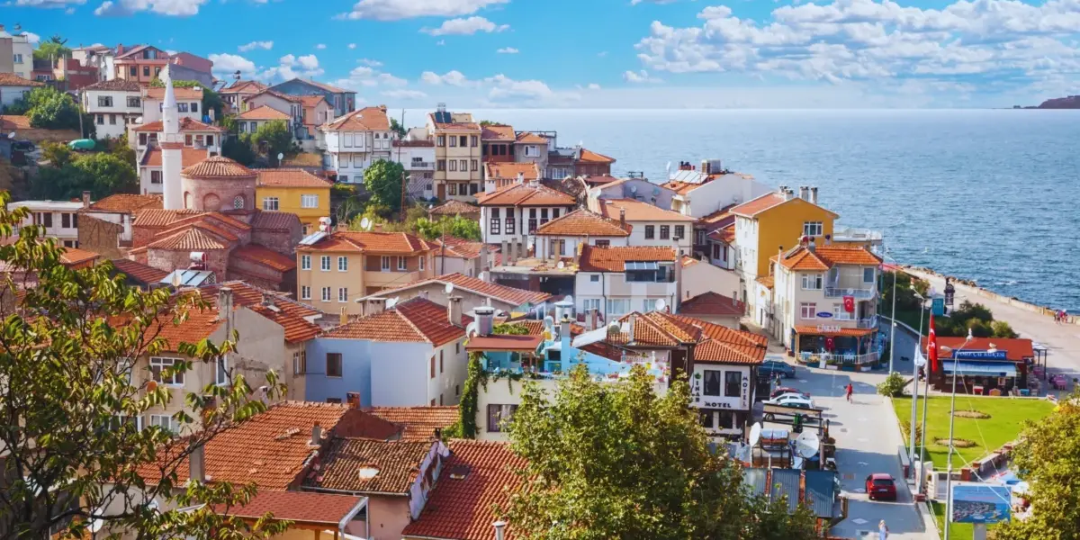 Bursa Tophane mahallesi eski sokaklarında gizemli gece atmosferi