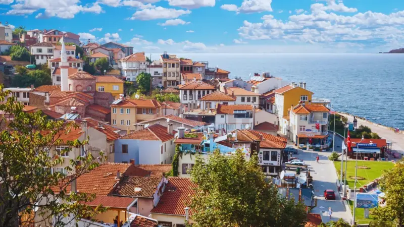 Bursa Tophane mahallesi eski sokaklarında gizemli gece atmosferi